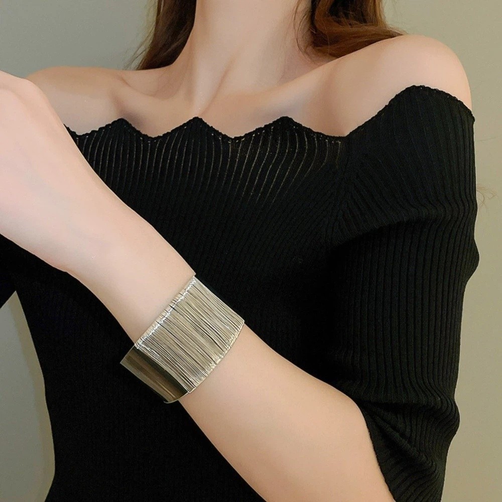 Women Accessories Drawing - กำไลข้อมือโลหะผสมแบบกลวง ปากกว้าง ลายบิดเกลียวไม่สม่ำเสมอ รูปทรงเส้นสาย กำไลข้อมือกว้างดีไซน์ไม่สมมาตร เครื่องประดับ