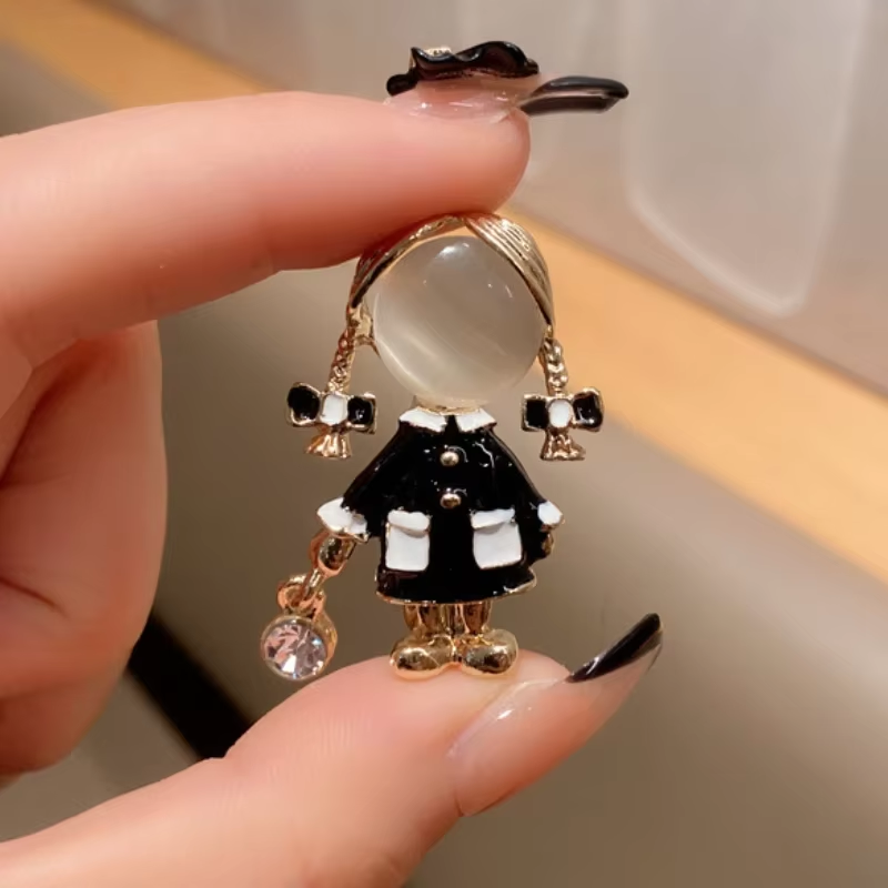 Women Jewelry Accessories For Black Dress - เข็มกลัดเคลือบสีดำรูปเด็กผู้หญิงน่ารักประณีต สำหรับผู้หญิง ประดับโอปอล เหมาะสำหรับชุดพยาบาล เข็มกลัดติดเสื้อผ้า เครื่องประดับ