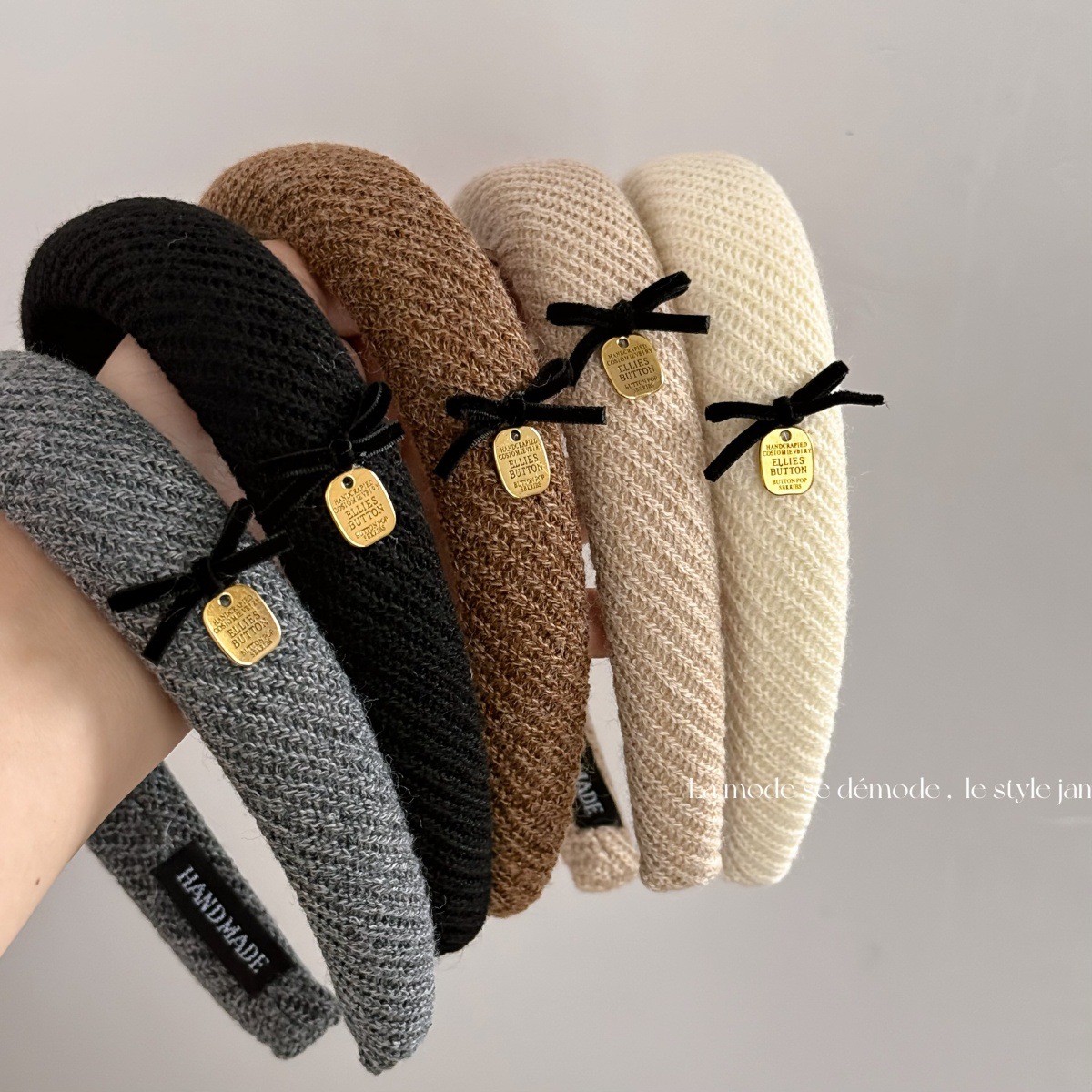 Accessories Brand For Women - ยี่ห้อใหม่อ่อนโยนผ้าสีน้ําตาลแถบคาดศีรษะโบว์สูงกะโหลกศีรษะด้านบนกิ๊บที่เรียบง่ายทุกวันแถบคาดศีรษะอเนกประสงค์เครื่องประดับผม 2025
